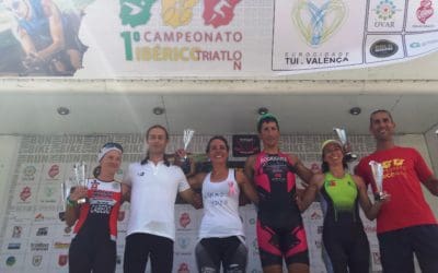 GUSTAVO RODRÍGUEZ E ALMUDENA VÁZQUEZ GAÑAN A PROBA DE MEDIA DISTANCIA DO CIRCUÍTO IBÉRICO DE TRÍATLON EN TUI