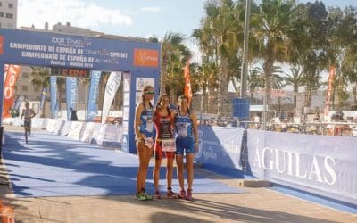 INÉS SANTIAGO, SUBCAMPIOA DE ESPAÑA DE TRÍATLON JÚNIOR, MENTRES QUE CARMEN GÓMEZ E ANDRÉS CENDÁN FORON BRONCE